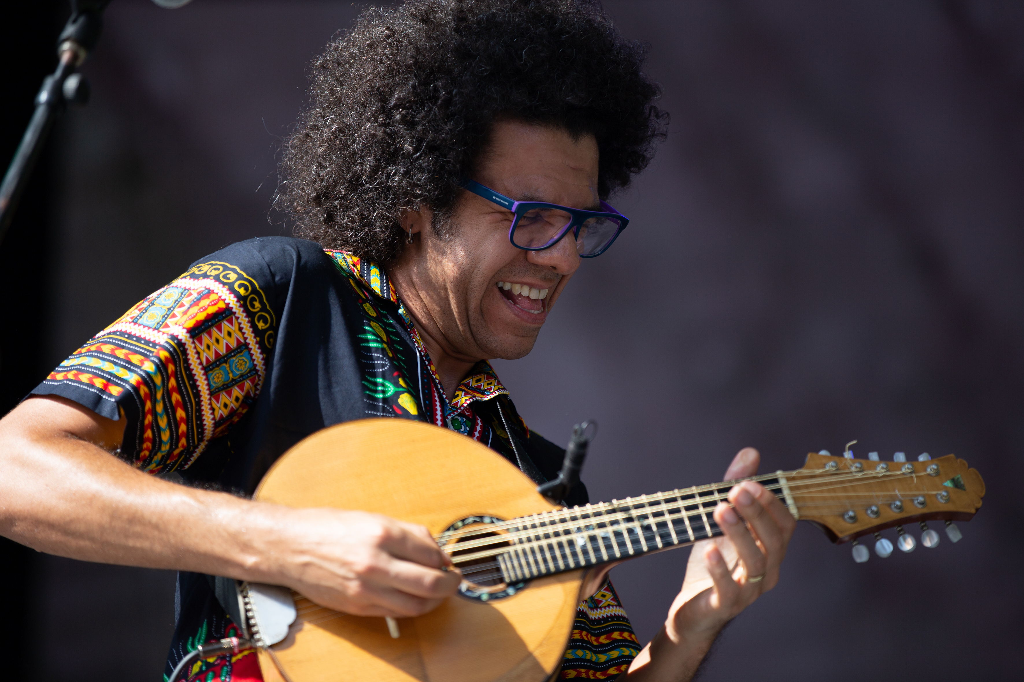 BIZÚ FORTE: Hamilton de Holanda mixa as músicas brasileira e flamenca Você gosta? DEIXE SEU COMENTÁRIO!