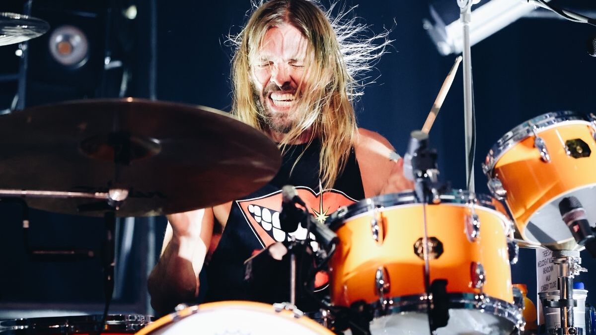 Taylor Hawkins, baterista do Foo Fighters, faleceu aos 50 anos.